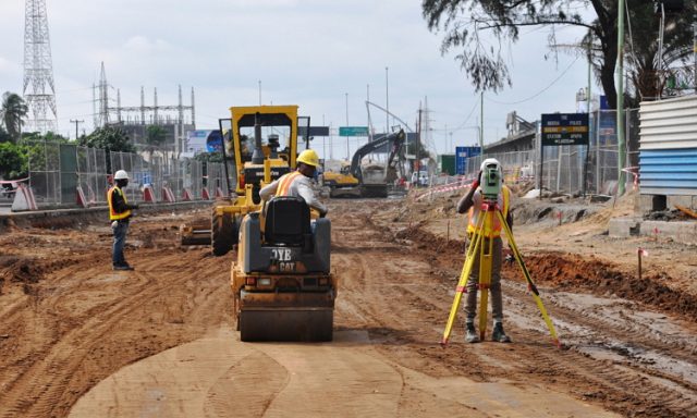 Fashola-inspects-ongoing-road-construction-in-Lagos
